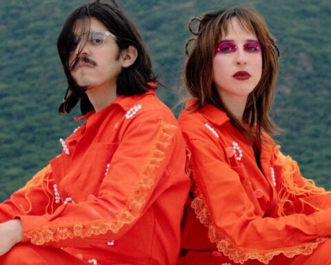 Budaya con trajes naranjas sobre un fondo de vegetación