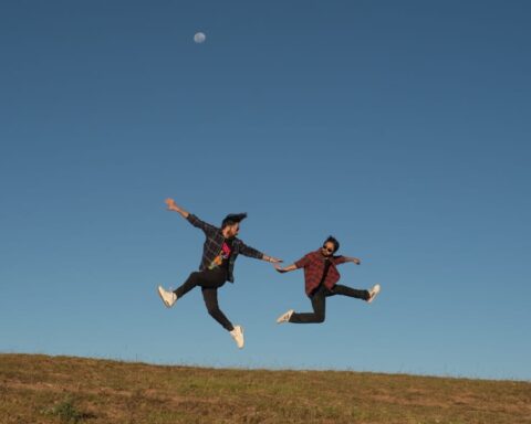 Chintatá saltando en el Templo de la Luna en Cusco