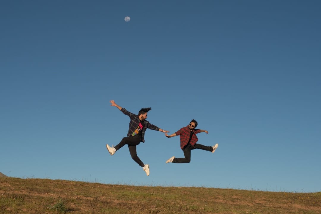 Chintatá saltando en el Templo de la Luna en Cusco
