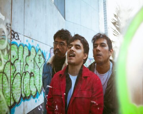 Ciudad Pánico posa en una calle con graffitis