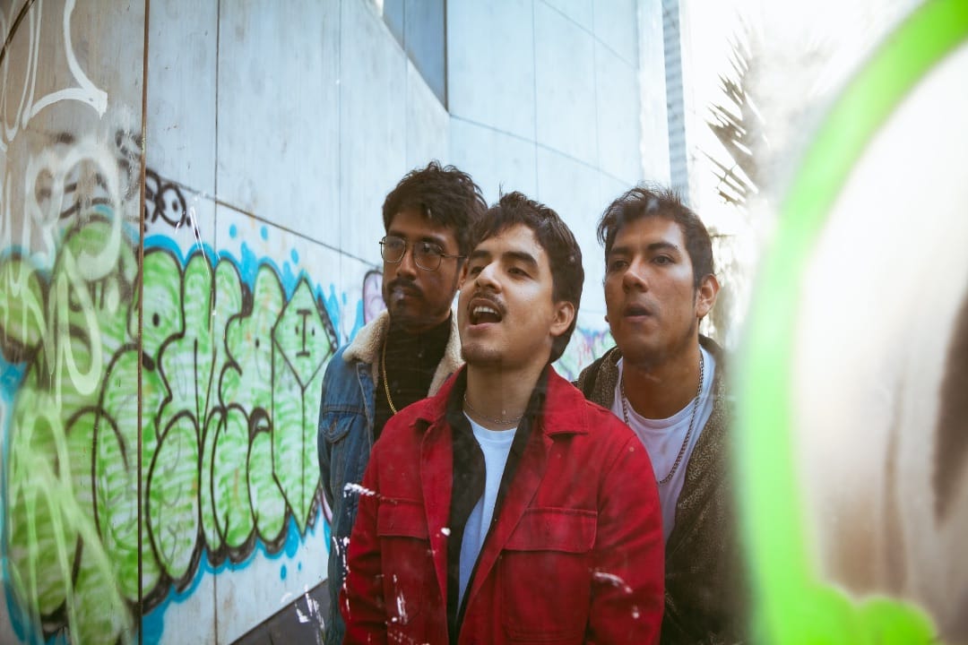 Ciudad Pánico posa en una calle con graffitis