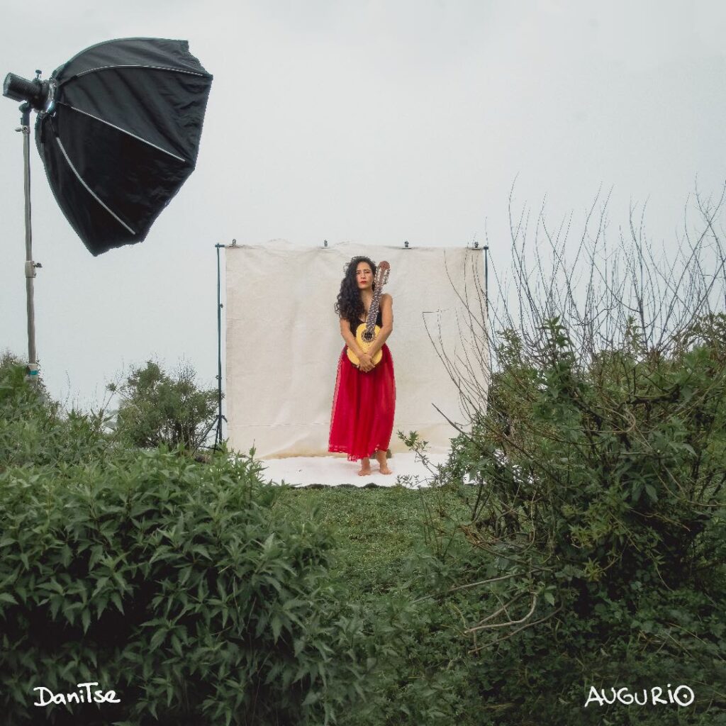 Álbumes peruanos de 2023: Portada del disco Augurio de Danitse
