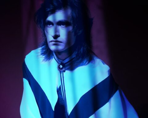 Rod Blur con una capa blanca en un fondo rojo