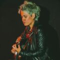 Alessandra Robertson tocando una guitarra