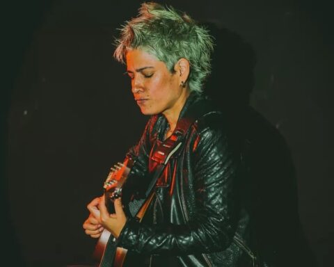 Alessandra Robertson tocando una guitarra