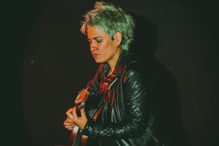 Alessandra Robertson tocando una guitarra