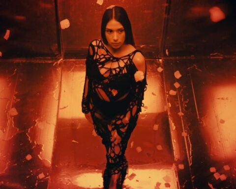 Alsy en el videoclip de su single "Sensitiva"