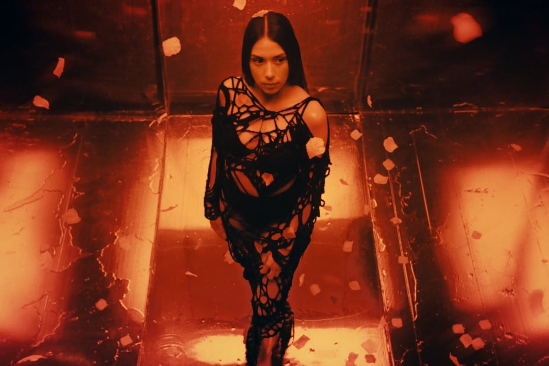 Alsy en el videoclip de su single "Sensitiva"