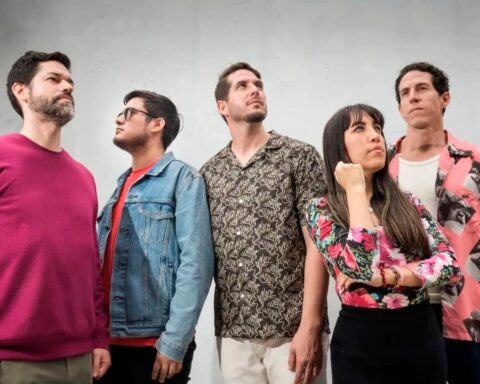 Crik Faluzi posando con un fondo gris