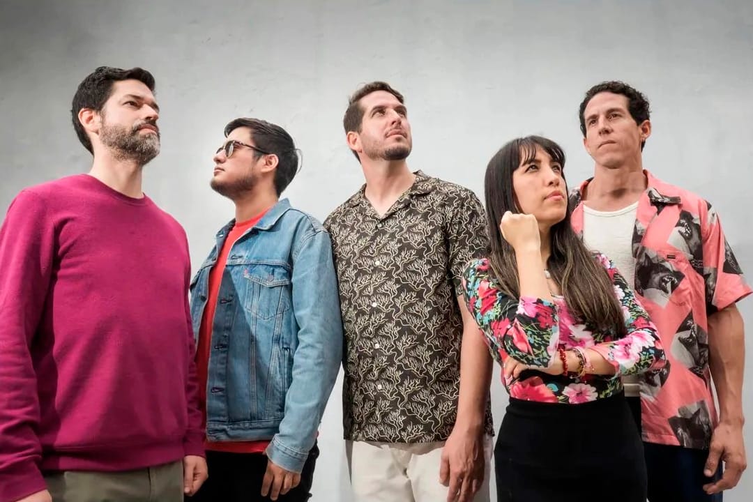 Crik Faluzi posando con un fondo gris