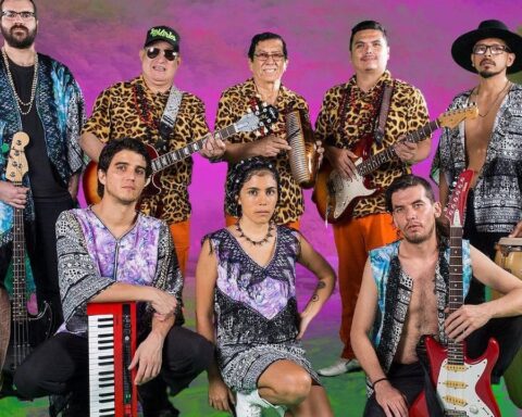 Hit La Rosa junto a Los Mirlos