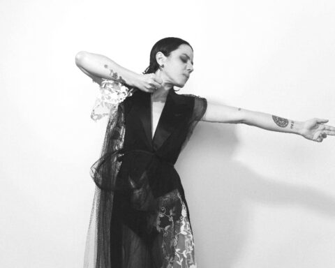 INAD bailando con un vestido negro