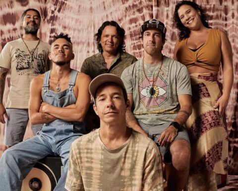 Laguna Pai posando sentados sobre un sofá