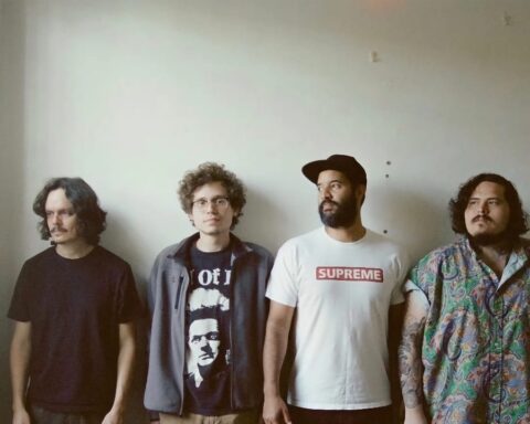 Lentamente posando al costado de una ventana con la cortina entreabierta