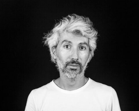 Luis Loz posando de frente en blanco y negro