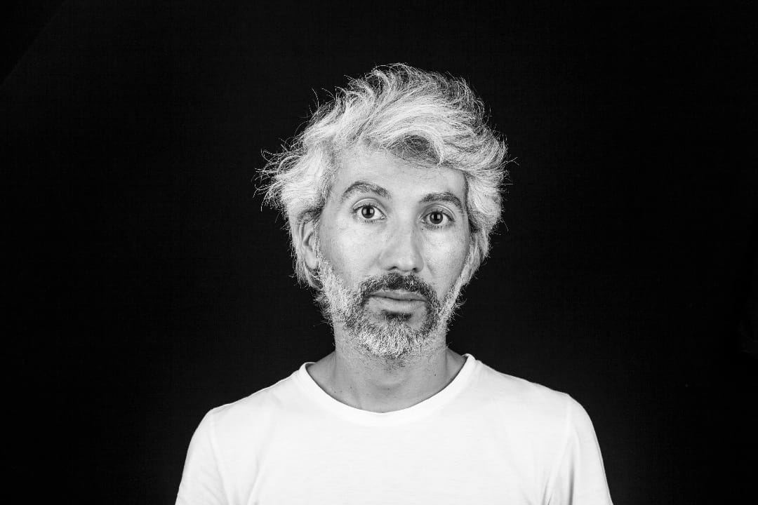 Luis Loz posando de frente en blanco y negro