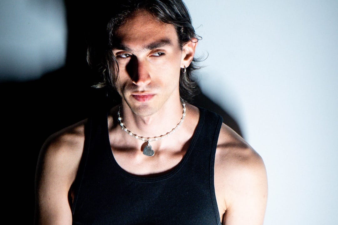 Malapablo en camiseta negra