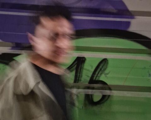 Matalascallando desenfocado en una calle con graffitis