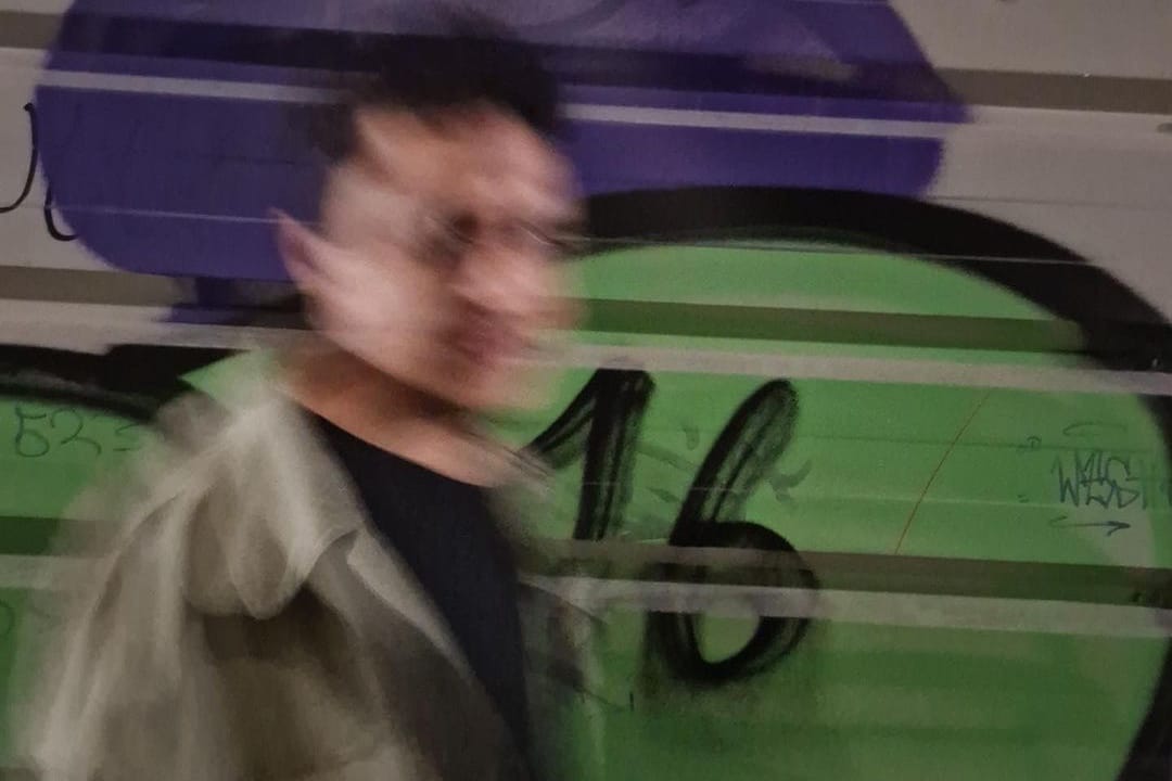 Matalascallando desenfocado en una calle con graffitis