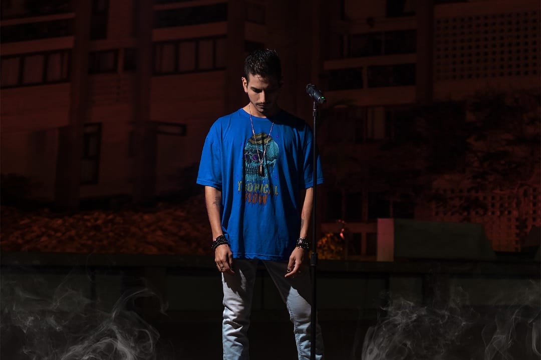 Migue Lamas con polo azul sobre un escenario