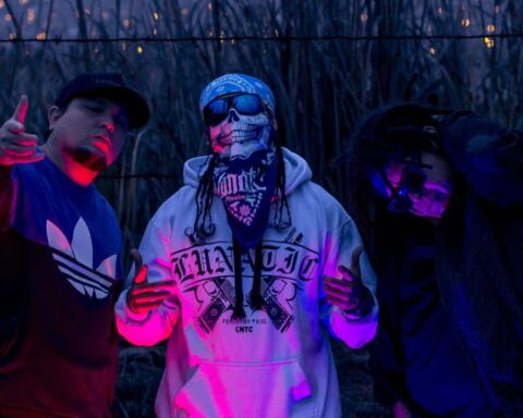 Pounda & Nomodico posando al lado de un enmascarado