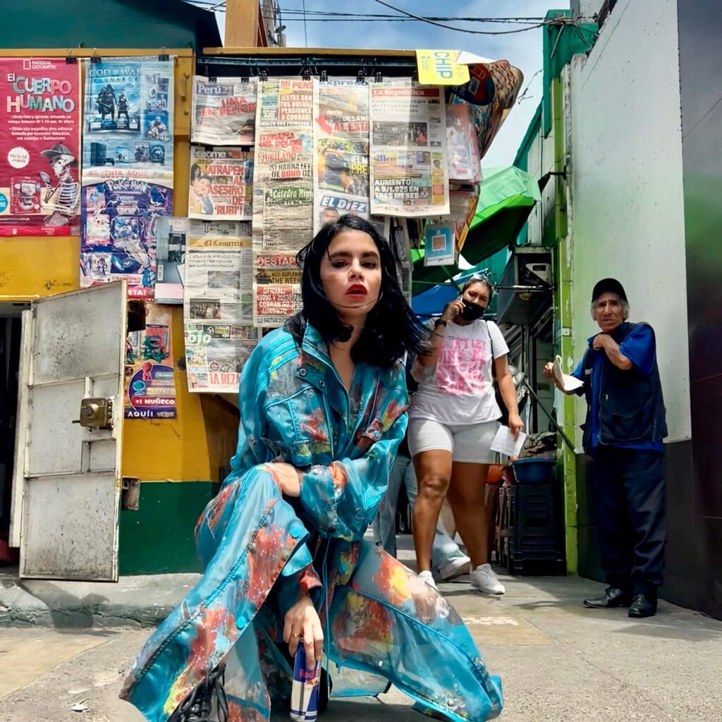 Sofia Kourtesis en un quiosco de Magdalena del Mar