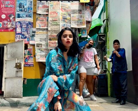 Sofia Kourtesis en un quiosco de Magdalena del Mar