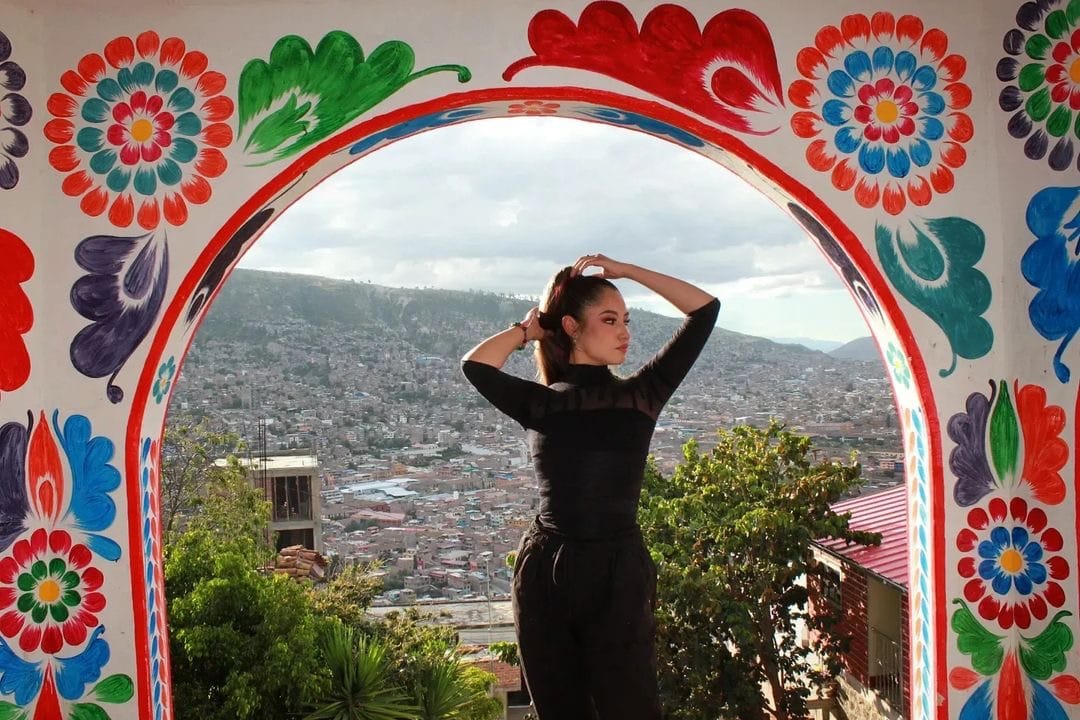 Söfy posando en un arco con formas de retablo