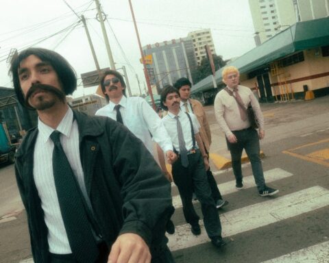 Suerte Campeón cruzando una calle en Lima