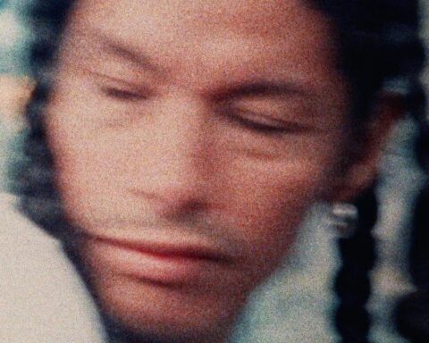 A.CHAL en una imagen distorsionada mirando a un costado