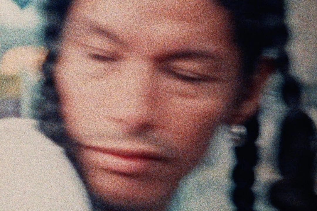 A.CHAL en una imagen distorsionada mirando a un costado