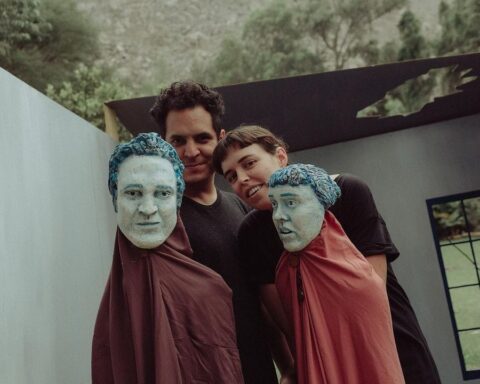 Alejandro y Maria Laura sosteniendo los muñecos de su videoclip "Lo que iba a ser"