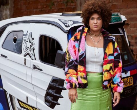 Ama Retta posando al lado de un clásico mototaxi en Perú