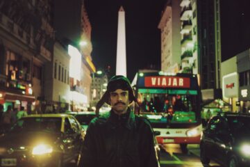 André Ubilla posando en Buenos Aires con el Obelisco de fondo