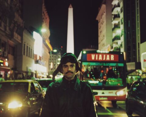 André Ubilla posando en Buenos Aires con el Obelisco de fondo