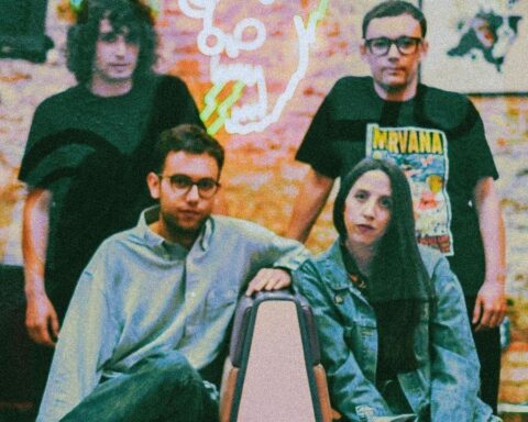 Apartamentos Acapulco con luces de neón de fondo