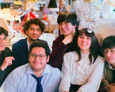 Candelabro posando en una tienda de lámparas