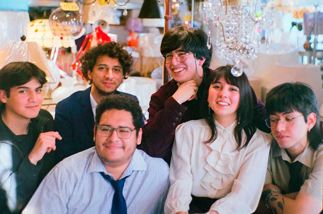 Candelabro posando en una tienda de lámparas