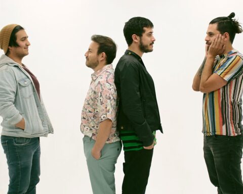 Cementerio de Elefantes con los cuatro integrantes mirándose uno al otro