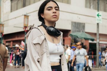 Clara Yolks con sus audífonos en una calle del Centro de Lima