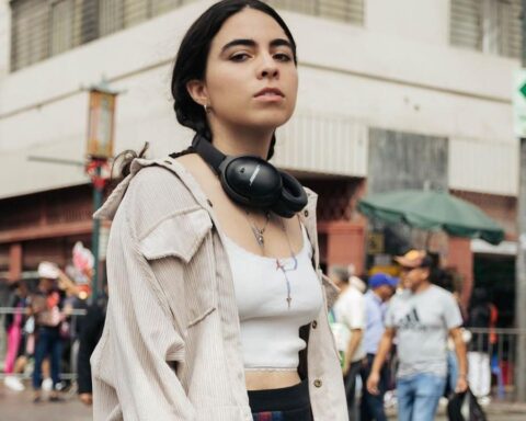 Clara Yolks con sus audífonos en una calle del Centro de Lima