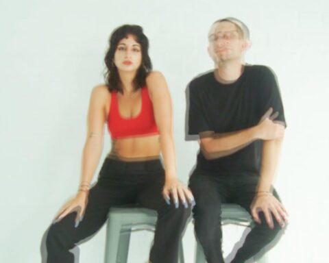 Coroico sentados en unos bancos