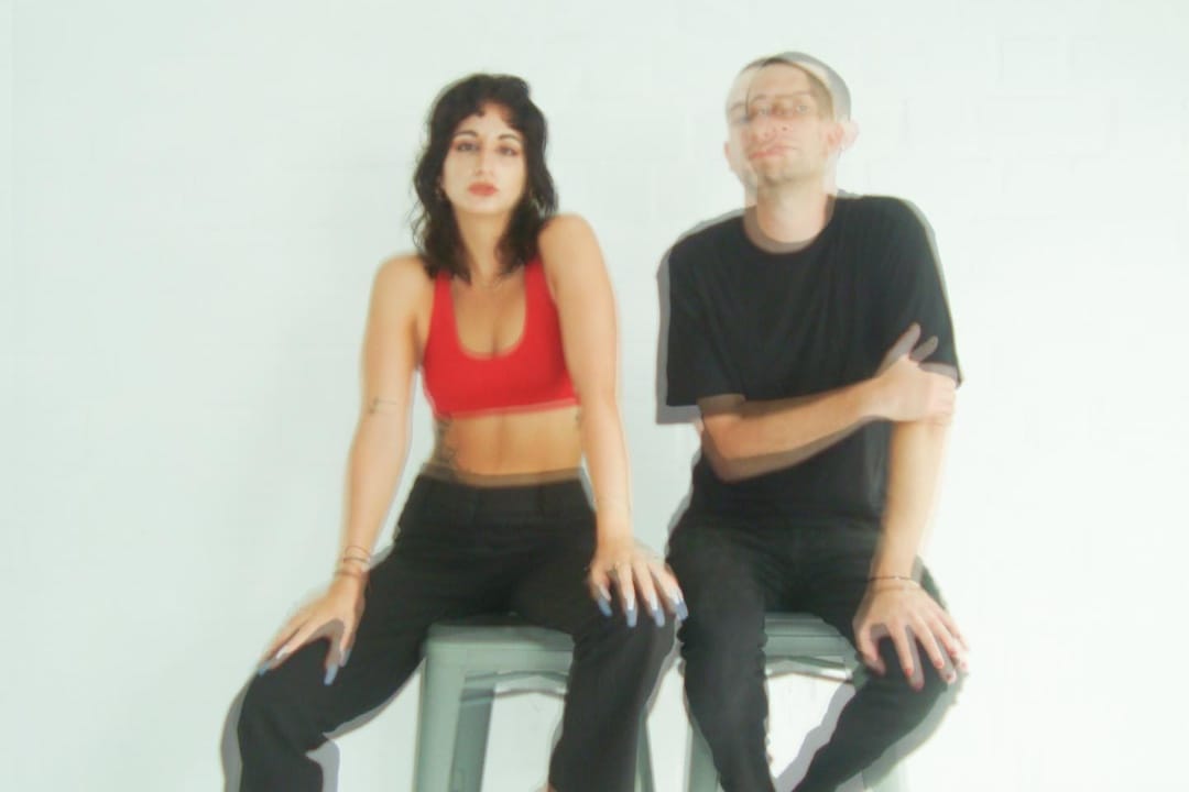 Coroico sentados en unos bancos