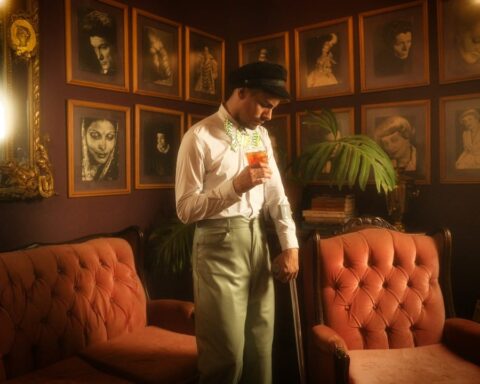 Cututo sosteniendo una rosa y un bastón