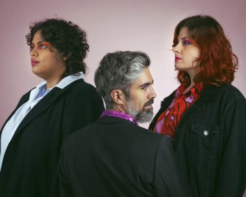 Dan Dan Dero posando con ropa formal en un fondo rosa