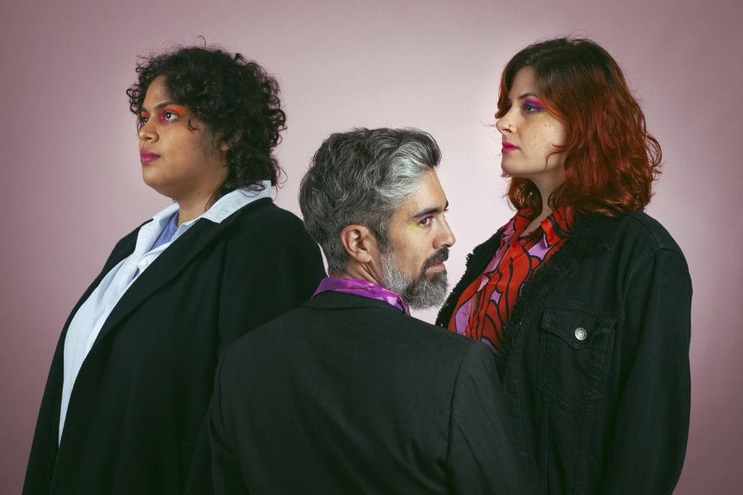 Dan Dan Dero posando con ropa formal en un fondo rosa