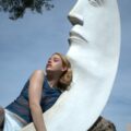 Fransia posando junto a una escultura de la Luna