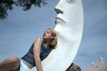 Fransia posando junto a una escultura de la Luna