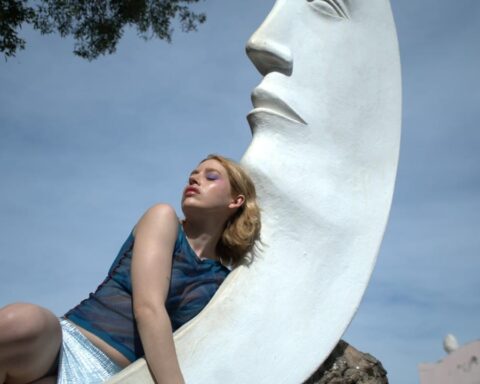 Fransia posando junto a una escultura de la Luna