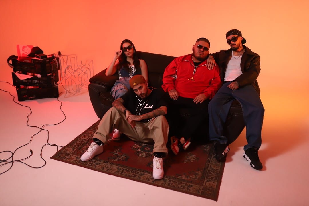 Gonzalo Genek con su crew del sello No Deal sentados en un sofá